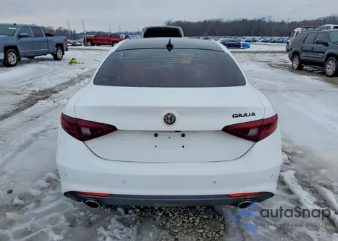 2021 Alfa Romeo Giulia Sport z USA, uszkodzony, nr VIN ZARFAMAN3M7649027